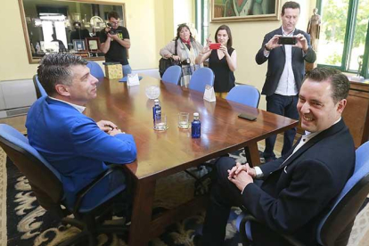 Vicente Marañón y Daniel de la Rosa, durante la reunión de ayer en la Alcaldía.-RAÚL G. OCHOA