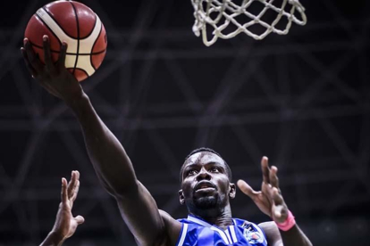 Shonganya deja la bandeja en el aro rival.-FIBA
