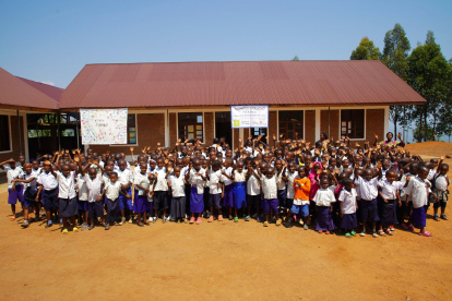 Los alumnos de la escuela Esther Fonseca en Idjwi (Congo) saludan a los amigos de Burgos. ECB