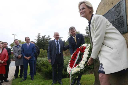 Momento en el que la embajadora de Hungría en España, Enikö Györi, realiza la ofrenda floral acompañada por el alcalde, Javier Lacalle.-RAÚL G. OCHOA