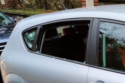Ventanilla rota en un coche aparcado en el entorno del Castillo, vandalizado por el grupo sorprendido por los policías locales.