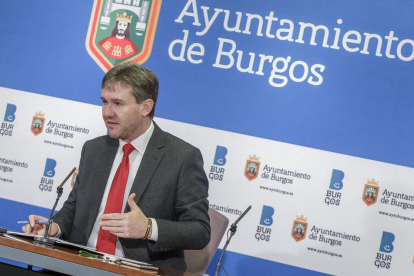 El alcalde, Javier Lacalle, presentó ayer un decreto sobre el uso de la marca ‘Burgos 2021’.-SANTI OTERO