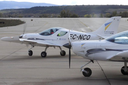 Una de las nueve avionetas de formación que se han desplazado ya para las pruebas de vuelo de los estudiantes.-ISRAEL L. MURILLO