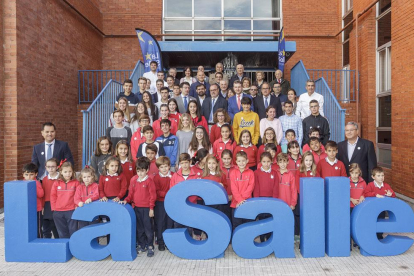 El consejero de Educación, Fernando Rey, posa con alumnos y educadores en su visita al Colegio La Salle.-SANTI OTERO