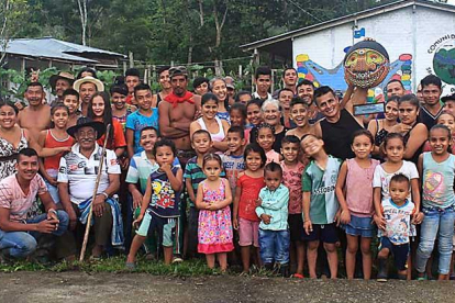 Foto de familia de algunos de los habitantes de la Comunidad de Paz San José de Apartadó.-ECB