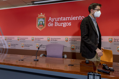 El concejal Julio Rodríguez-Vigil al finalizar la rueda de prensa en la que anunció su dimisión como responsable de Licencias. SANTI OTERO