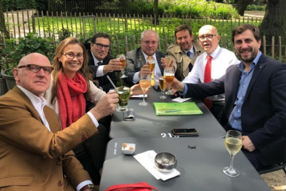 Serret, Puig y Comín junto a sus abogados en Bruselas.-/ TWITTER