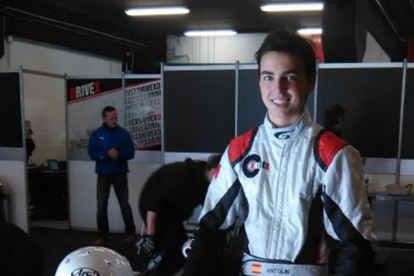 Antolín González posa junto al monoplaza de F3 que probó en Montmeló.-