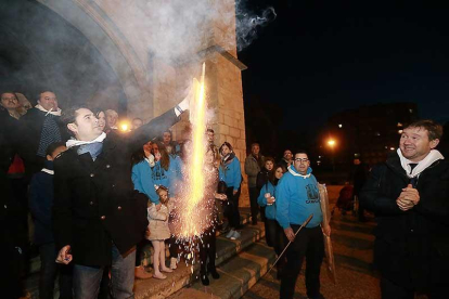 El portavoz socialista Daniel de la Rosa lanza uno de los cohetes que anunciaron el comienzo de las fiestas.-R. OCHOA