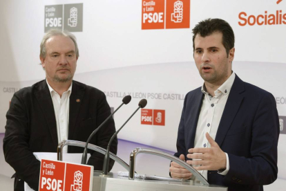 El secretario general del PSCyL, Luis Tudanca, junto al portavoz de Hacienda del Grupo Parlamentario Socialista en las Cortes de Castilla y León, José Francisco Martín-Efe