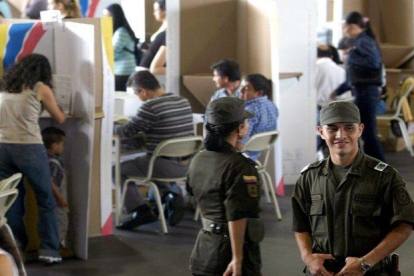 Los ciudadanos acuden a una jornada electoral en Colombia.-EFE