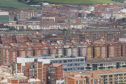 Vista de edificios de viviendas en la capital burgalesa en la que se ve parte de la avenida Cantabria.-ISRAEL L. MURILLO
