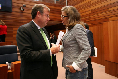 El consejero de Fomento y Medio Ambiente, Antonio Silván, y la procuradora socialista Ana María Muñoz, durante el Pleno de las Cortes de Castilla y León-Ical