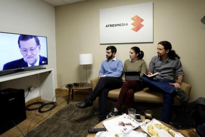 El líder de Podemos, Pablo Iglesias, siguiendo el cara a cara entre Pedro Sánchez y Mariano Rajoy.-