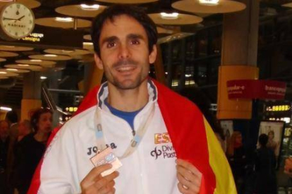 José Antonio Requejo posa con su medalla de bronce-ECB
