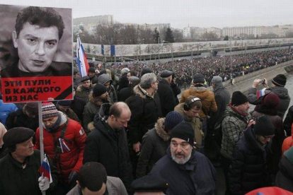 Un retrato del dirigente asesinado, en primer plano de la multitudinaria marcha celebrada en Moscú, este domingo.-Foto: EFE / SERGEI ILNITSKY