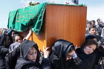 Un grupo de mujeres cargan con el féretro de la joven asesinada en Kabul, el 24 de marzo.-Foto:   AP / MASSOUD HOSSAINI