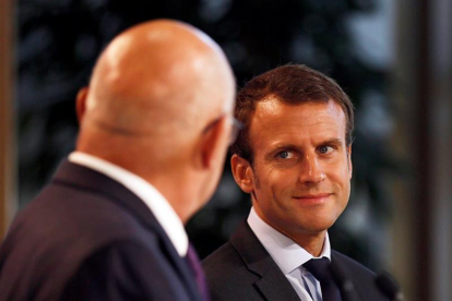 El exministro francés de Economía, Emmanuel Macron (d), y su sucesor en el cargo, el hasta ahora titular de Finanzas, Michel Sapin (i), ofrecen una rueda de prensa.-EFE / ETIENNE LAURENT