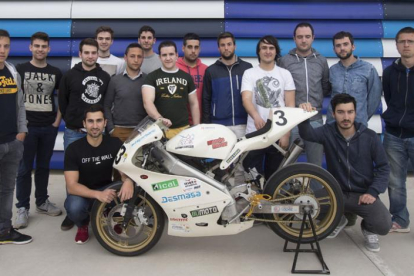 Los equipos junto al prototipo de moto realizado para la pasada edición de Motostudent.-RAÚL G. OCHOA