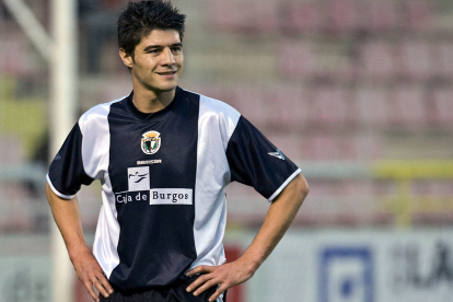 El delantero Nel, con la camiseta que lució el Burgos en el curso 2009-2010. SANTI OTERO