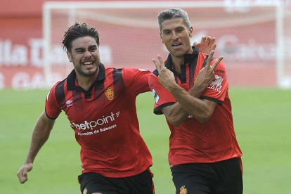 Abdón Prats y Salva Sevilla celebran un gol de esta temporada con el RCD Mallorca-MIQUEL ANGEL BORRAS