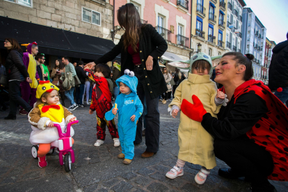 Ambiente multitudinario en el carnaval de Burgos. TOMÁS ALONSO