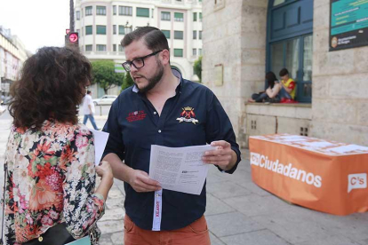 Rodrigo Ibeas informa a una ciudadana acerca de la situación del consorcio del desvío.-RAÚL G. OCHOA