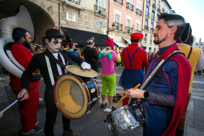 Ambiente multitudinario en el carnaval de Burgos. TOMÁS ALONSO