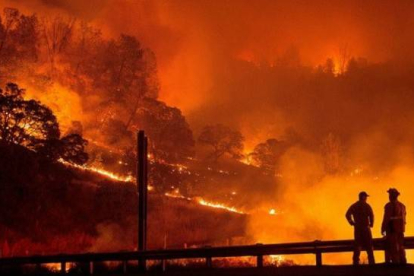 Operarios del equipo de bomberos observan el fuego que ha arrasado 25.000 hectáreas en el estado de California.-Foto: EPA / CALIFORNIA