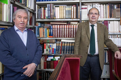 Isaac Rilova (izq.) y José Manuel López Gómez, secretario y director respectivamnete de la Institución Fernán González. SANTI OTERO