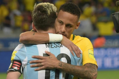 Neymar trata de consolar a su amigo Messi.-AFP / DOUGLAS MAGNO