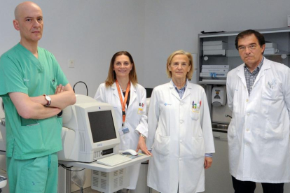De izquierda a derecha, los doctores  del servicio de Oftalmología del HUBU Javier Jiménez, Lourdes Macías, Carmen García e Isaac Ruiz.-ISRAEL L. MURILLO