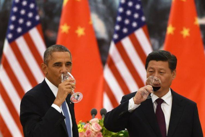 Barack Obama y Xi Jinping beben tras el brindis de la cena de gala de la APEC, este martes en Pekín.-Foto: AFP / GREG BAKER
