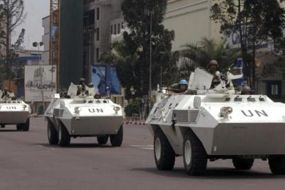 Vehículos blindados de la ONU en Kinshasa.-AP