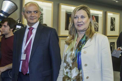 José María Leal, presidente de la Fundación Caja de Burgos, acompaña a Pilar Olmo, consejera de Hacienda.-SANTI OTERO