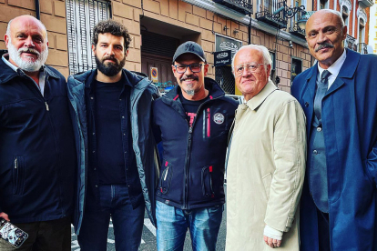 César Pérez Gellida (en el centro), junto a algunos de los protagonistas de la serie 'Memento mori'.