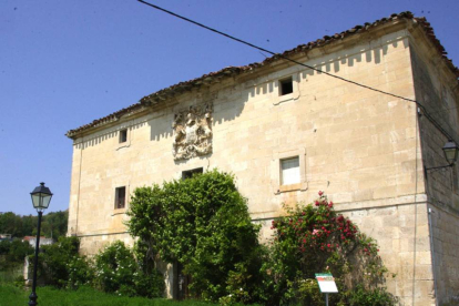 La Casa Palacio barroca de Revillagodos de la Vía de Bayona señalizada por Adeco Bureba.-G. G.