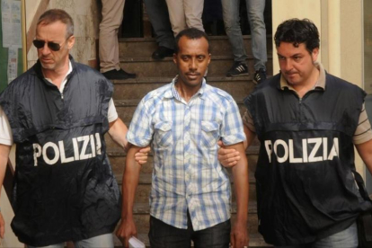 Uno de los supuestos traficantes de personas detenido por la policía italiana.-REUTERS