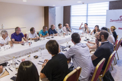Imagen de la reunión de ayer del PSOE en el hotel Ciudad de Burgos, en Rubena.-ISRAEL L. MURILLO