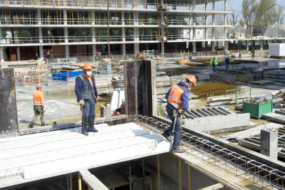 Operarios trabajan en un edificio de obra nueva. ISRAEL L. MURILLO