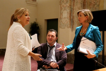La vicepresidenta y consejera de Empleo, Rosa Valdeón, presenta el 'Plan Estratégico de Igualdad de Oportunidades para las Personas con Discapacidad'. Junto a ella, la consejera de Familia e Igualdad de Oportunidades, Alicia García.-ICAL