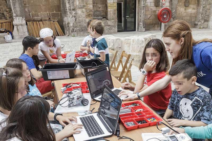 Un monitor da explicaciones a unos niños en un taller de La Estación.-SANTI OTERO