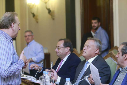 Diputados provinciales del PP y de Ciudadanos conversan antes de un pleno.-RAÚL G. OCHOA