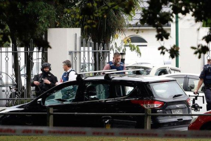 Policías ante una de las dos mezquitas que sufrieron ataques terrorista en Christchurch, Nueva Zelanda.-AFP / TESSA BURROWS