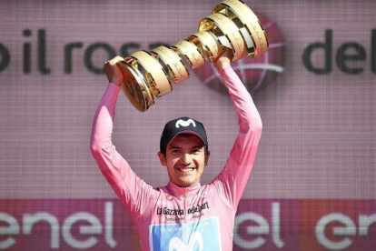 Richard Carapaz, en junio, con el trofeo como ganador del Giro.-FABIO LAPRESSE / DPA