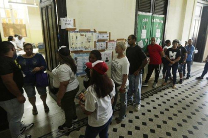 Gente esperando para votar en las elecciones generales en Ciudad de Panamá.-ARNULFO FRANCO (AP)