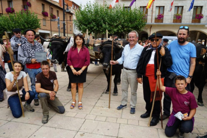 Los carreteros fueron recibidos ayer en Villadiego por su alcalde, vecinos y miembros de Argeol.-ECB