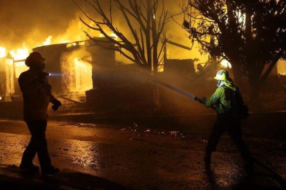 Los bomberos combaten las llamas que prenden en una vivienda en Los Ángeles, este lunes.-MARCIO JOSE SANCHEZ (AP)