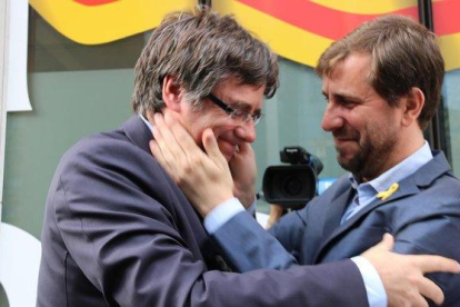 Carles Puigdemont, con el número dos de su lista para las elecciones europeas, Toni Comín.-NATÀLIA SEGURA (ACN)