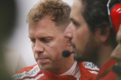 Sebastian Vettel (Ferrari), con cara de pocos amigos en el box de Singapur.-VINCENT THIAN (AP)